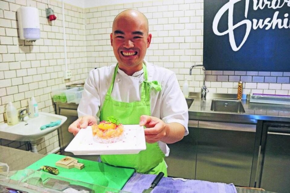 Quang Hoang driver Aurora Sushibar i Saluhallen Slakteriet sedan 2016. Här med rätten Shoyu-ägg, serverad med lax och ris. Foto: Daniel Linderberg
