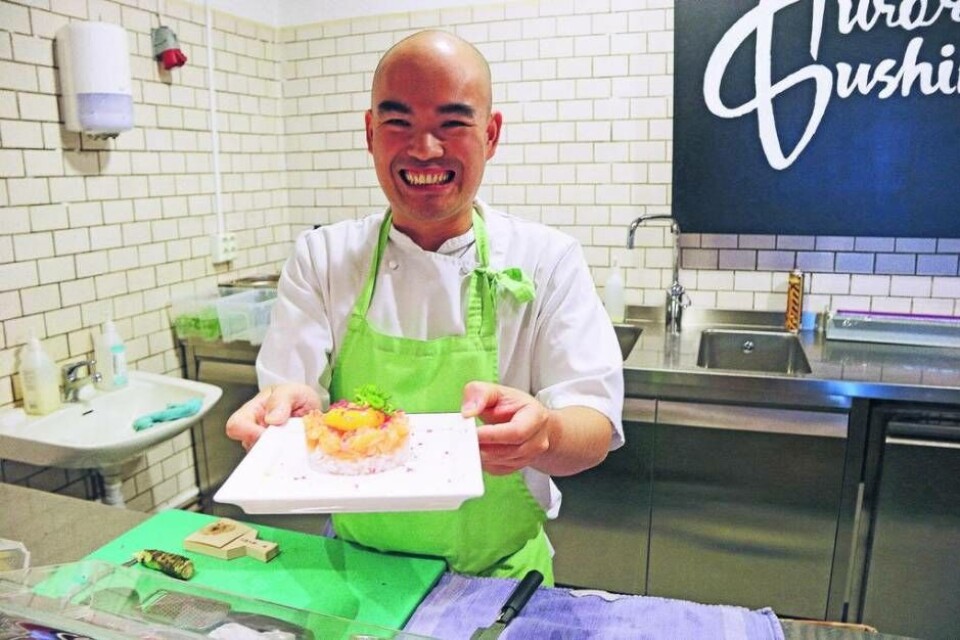 Quang Hoang driver Aurora Sushibar i Saluhallen Slakteriet sedan 2016. Här med rätten Shoyu-ägg, serverad med lax och ris. Foto: Daniel Linderberg Quang Hoang driver Aurora Sushibar i Saluhallen Slakteriet sedan 2016. Här med rätten Shoyu-ägg, serverad med lax och ris. Foto: Daniel Linderberg