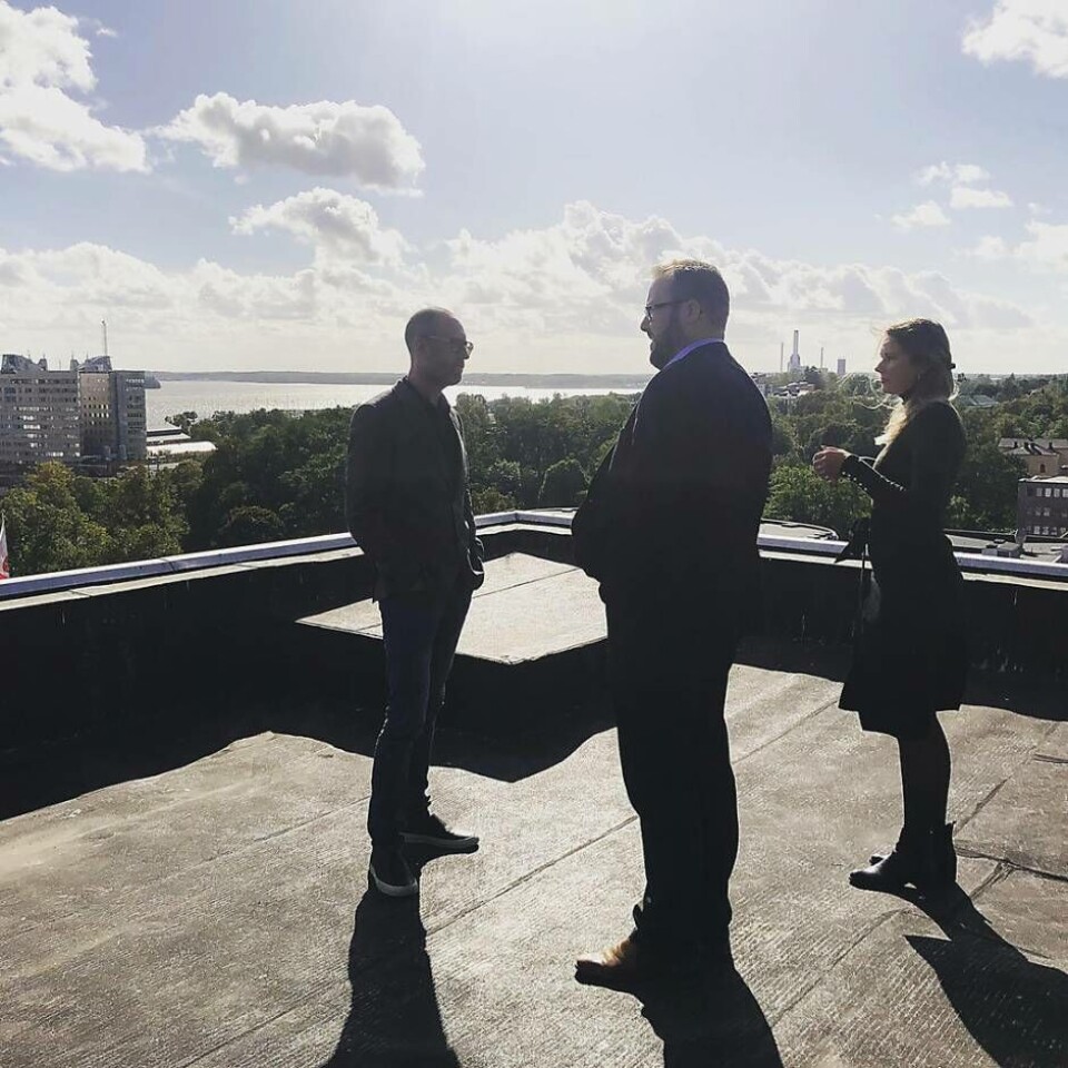 Mäktig utsikt. Thomas Lundin från Kungsleden visar utsikten från platsen där den nya takterrassen ska byggas för Acandos Henrik Smidskog och Stina Larsson.