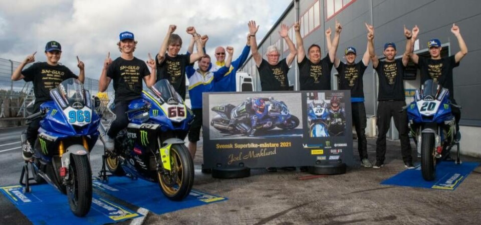 Yamaha Team Scandinavia jublar efter ännu ett SM-guld med vinnaren Joel Marklund längst till höger. Foto: Yamaha Team Scandinavia