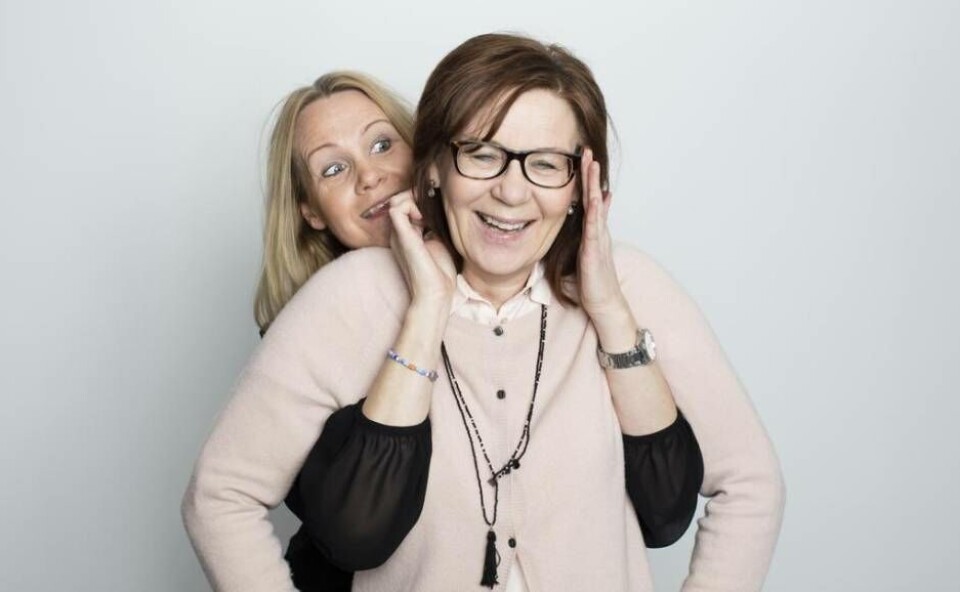 Gunilla Lidgren (närmast) på Riksbyggen i Västerås, här tillsammans med Helen Lindahl från Aktör Edutainment. Bilden är från början publicerad i en bok från Kultur och Näringsliv, i serien Kultur för tillväxt. En bok som handlar om Riksbyggens arbete med att ta hjälp av kulturen för att utveckla sin organisation. Foto: Mattias Lindbäck