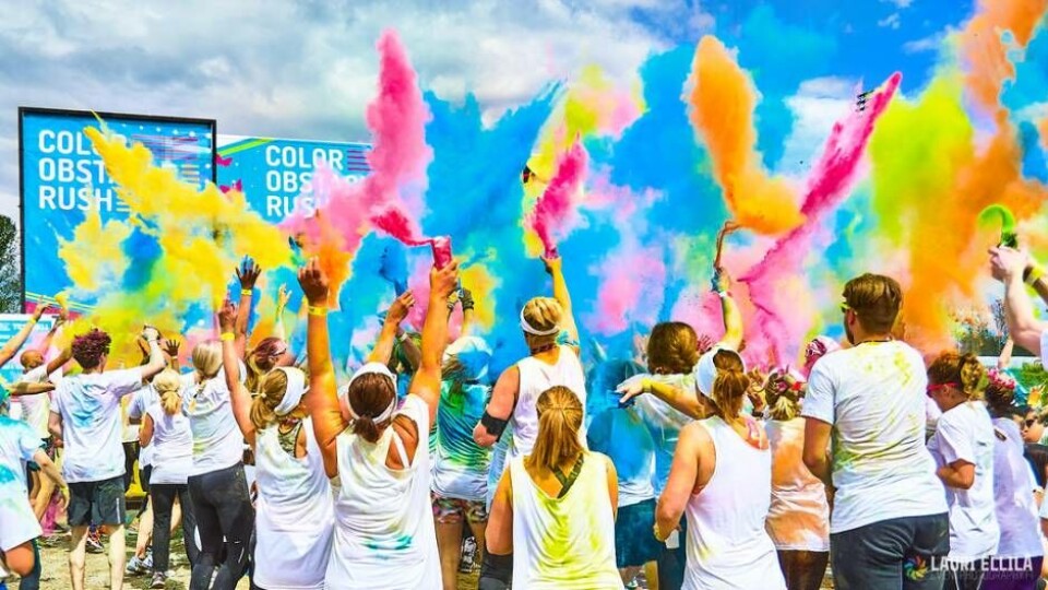 Color obstacle rush kommer till Västerås den 15 juli. Partyloppet avslutas alltid med att deltagarna kastar färg och dansar. Foto: Pressbild×1 / 2Visa bildtextBild 1 av 2