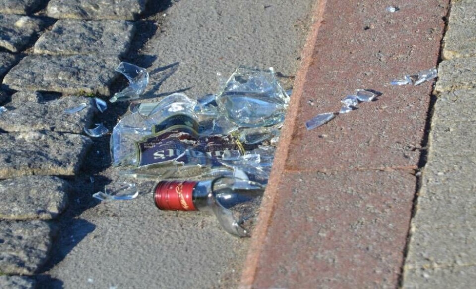 Insändarskribenten klagar över mycket krossat glas i Västerås city.