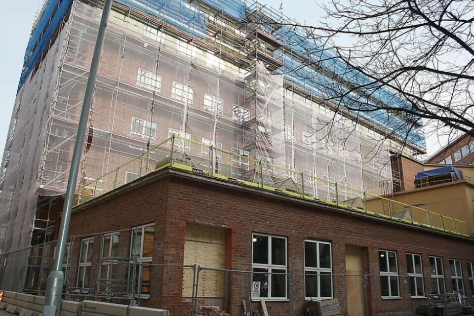 Byggnaden utifrån, sett från restaurangens entré. Fasaden kommer att vara den samma men två nya våningar byggs till. Foto: Daniel Linderberg