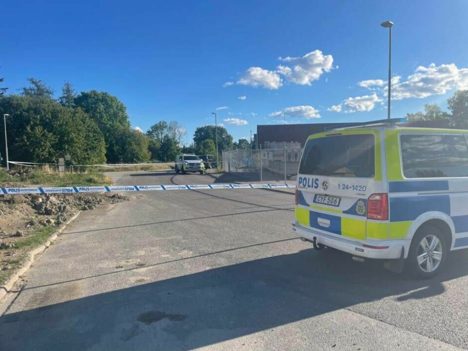 Polisen på plats på Hässlö där en ung man blev skottskadad under tisdagseftermiddagen. Foto: Jonas Edberg