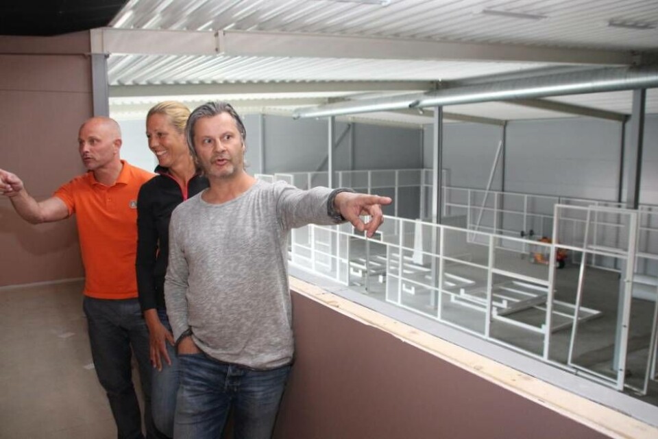 Niclas Svensson, Åsa Svensson och Juha Karppinen är trion bakom Västerås padelcenter. Här inspekterar de övervåningen där bland annat bastu och konferensrum kommer ligga. Nedanför syns en av de fyra banorna anläggningen inrymmer. ×1 / 2Visa bildtextBild 1 av 2