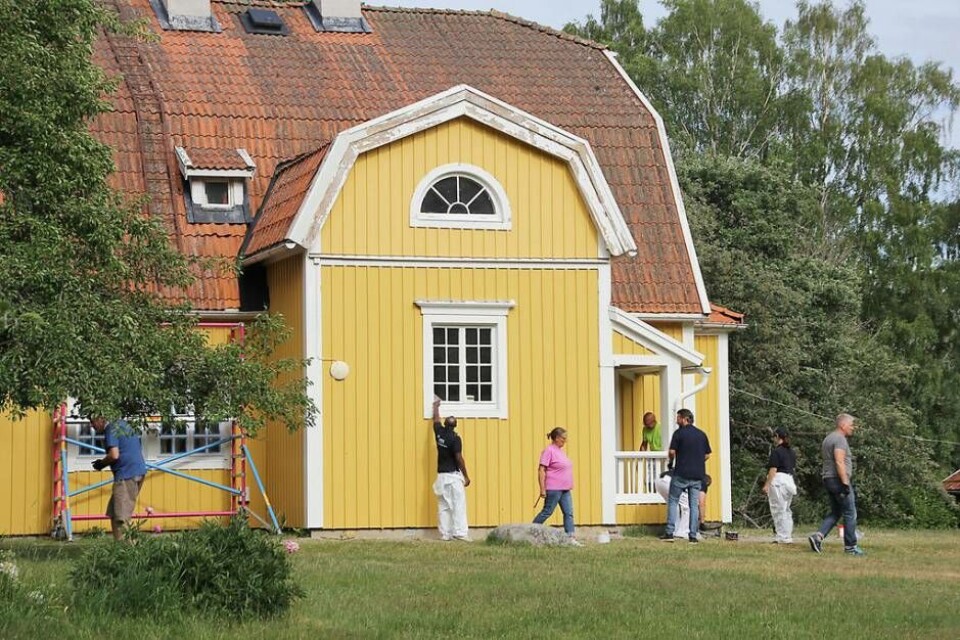 Förra sommaren fanns ett gäng företag på plats för att rusta upp kollohuset Björnöborg. ”För oss känns Företagsvolontärerna klockrent”, säger Julia Schiller på familjeföretaget Öbergs färg. Foto: Helena Andersson