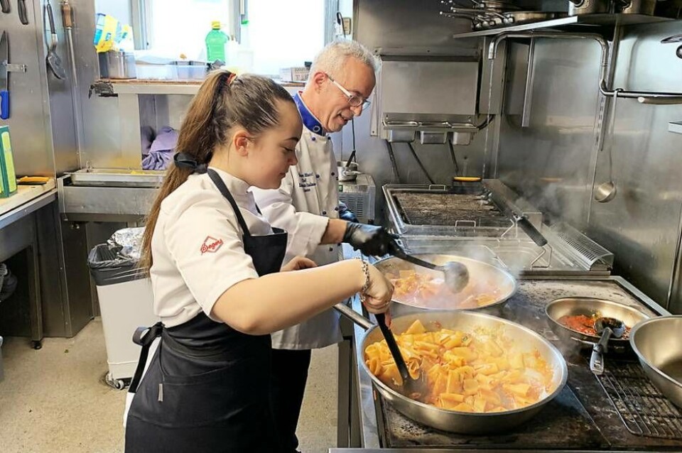 13-åriga Alva tog över morfar Salles kök på Limone för en dag. ”Nej, Nonno, vi ska ha mer basilika i såsen!”, sa Sveriges yngsta mästerkock-deltagare. Middagen för ett 50-tal västeråsare blev mycket uppskattad. Foto: Jonas Bergkvist