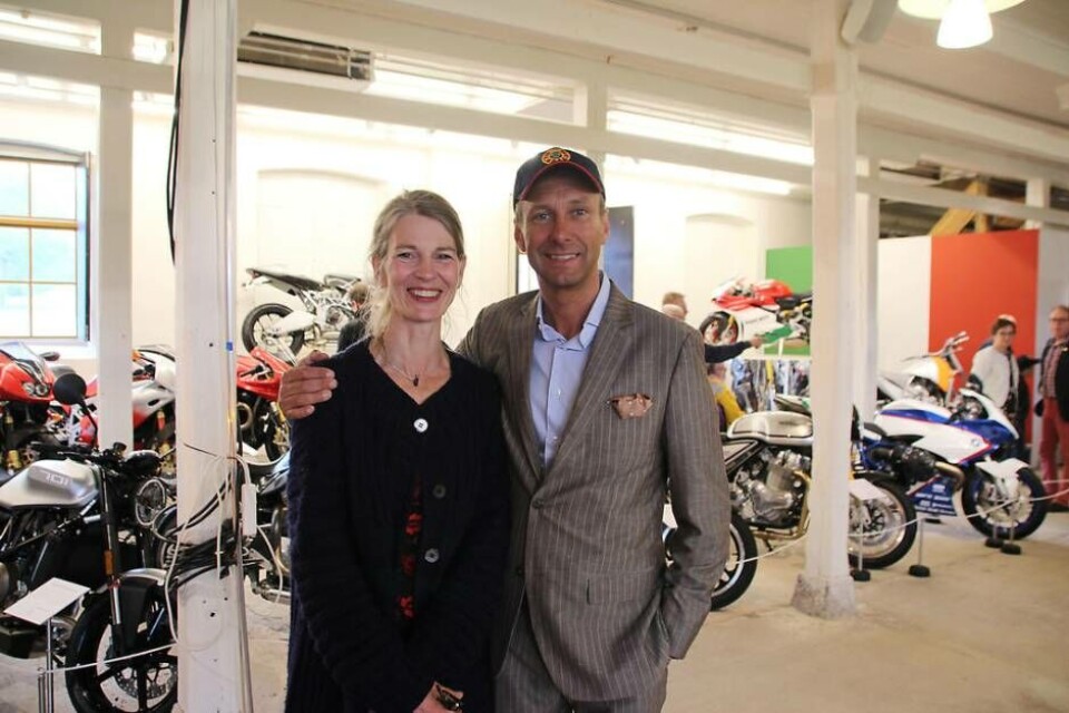 Huvudpersonerna. Utställningsformgivaren Caroline Romare och Tidö slotts David von Schinkel hyllade varandra för sina respektive insatser med MC Collection. ”Fantastiskt att vara i mål, nu tar vi sikte på nästa fas – cyklarna”, säger von Schinkel. Foto: Jonas Bergkvist