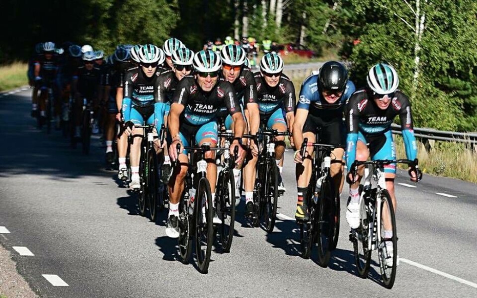 På väg – mot en topplacering i kraftprovet. Västeråslaget Team Newsafe stod för en topprestation i Vätternrundan och blev tredje bästa lag av samliga efter att klarat av de 315 km på måltiden 7 timmar och 45 minuter. Foto: Mikael Josefsson På väg – mot en topplacering i kraftprovet. Västeråslaget Team Newsafe stod för en topprestation i Vätternrundan och blev tredje bästa lag av samliga efter att klarat av de 315 km på måltiden 7 timmar och 45 minuter. Foto: Mikael Josefsson