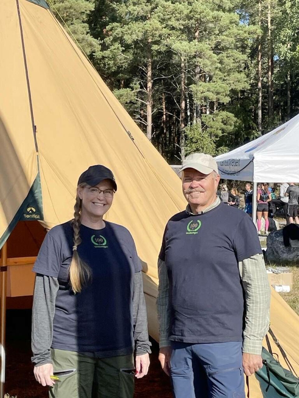 Vandrarringens Lena Wolger Nehrer och Thomas Holmkvist på plats vid entrén till Bruksleden på Erikslund. Foto: Jonas Bergkvist Vandrarringens Lena Wolger Nehrer och Thomas Holmkvist på plats vid entrén till Bruksleden på Erikslund. Foto: Jonas Bergkvist