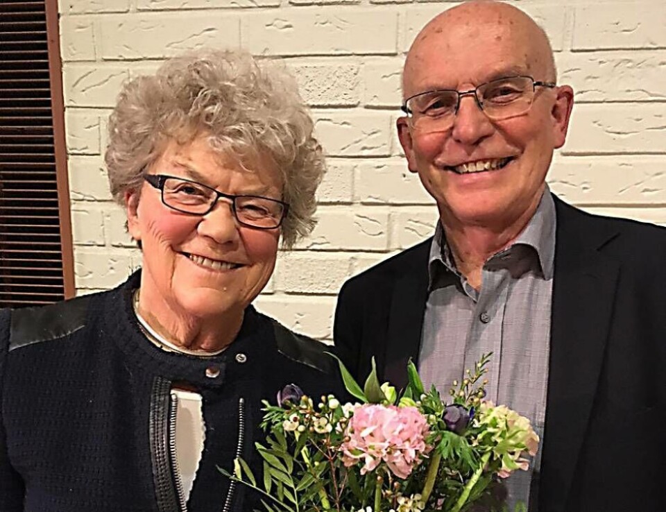 Ansgarsförsamlingens nyvalde ordförande Bengt Sandqvist tackar sin företrädare Birgitta Nilsson, som slutar efter fyra år. Foto: Ann Lystedt