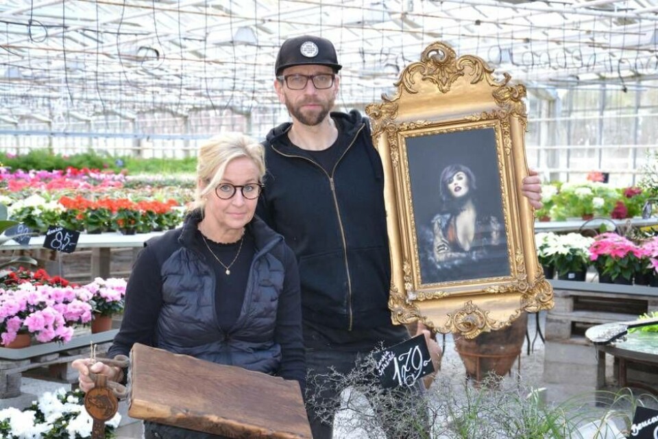 Utställning. Barkarö handelsträdgårds Madeleine Gerdsdorff och konstnären Jonas Henriksson och är glada över sitt kommande samarbete.