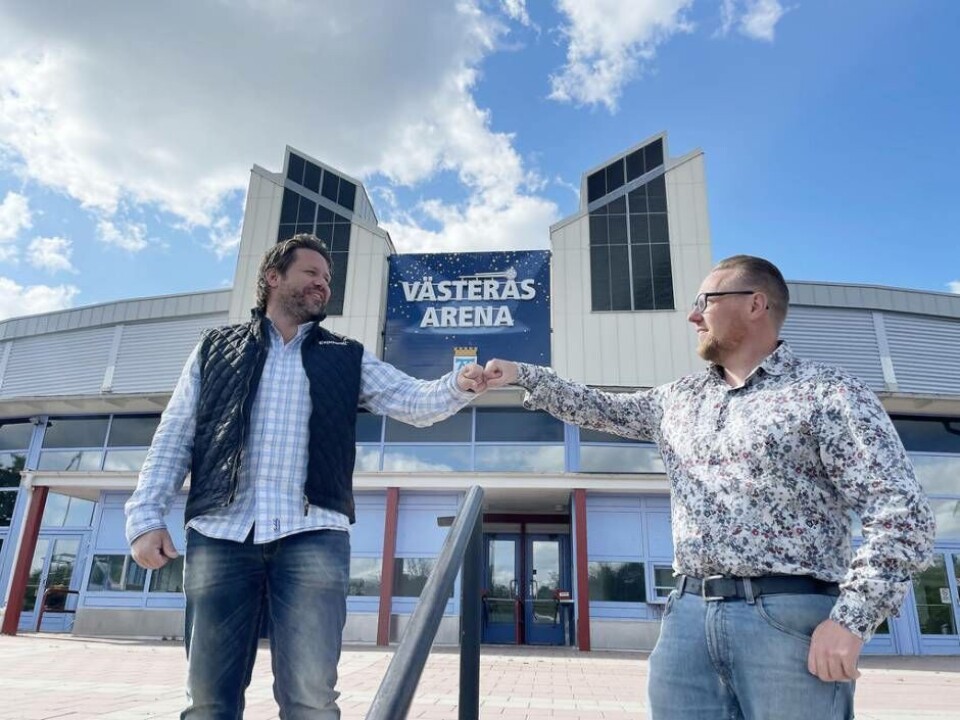 Mässa. Joakim Gustafsson från Expowall och Daniel Bjernedal från Västerås Tidning är laddade för den kommande seniormässan som arrangeras i Västerås Arena. Foto: Jonas Edberg