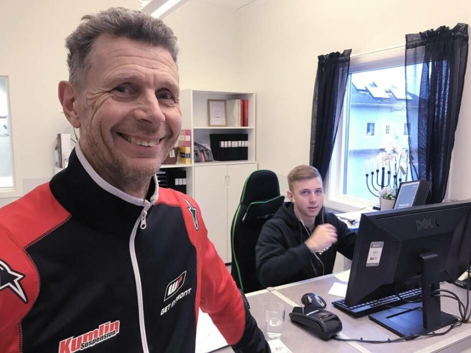 Hjälp av sonen. Bengt Kumlin har stor hjälp av sonen Albin på plats i de nya lokalerna på Fridhem. Sedan 2002 har företaget vuxit och är nu störst i landet inom fjädring och stötdämpning för crosscyklar.