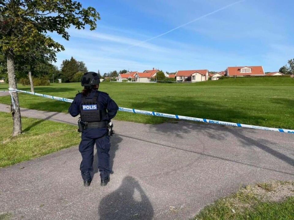 Skyddsutrustad polis vaktade avspärrningarna i väntan på det nationella bombskyddet. Foto: Jonas Edberg