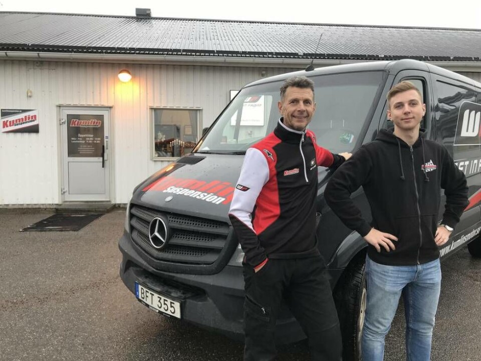 Nya lokaler. Bengt och sonen Albin framför en av servicebussarna och nya lokalerna.