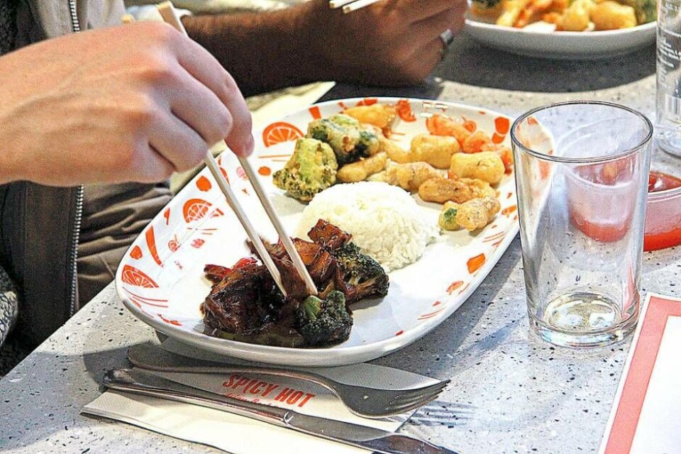 Grönt och gott. Har provsmakas lättfriterade grönsaker med sötsur sås och wokad tofu med grönsaker i sojabönsås. Foto: Sandra Fonnisson×1 / 6Visa bildtextBild 1 av 6