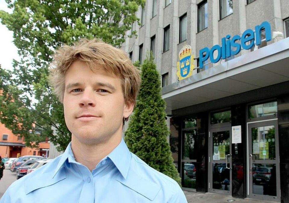 Polisens presstalesperson Jonas Partheen berättar att polisen just nu håller förhör och genomför tekniska undersökningar på Bäckby där bilar har brunnit de senaste nätterna. Ingen är dock i nuläget misstänkt eller gripen. Foto: Peter Hoffström