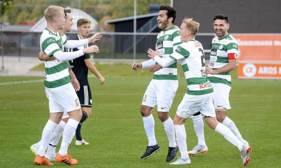 VSK jublar efter att Karwan Safari satt 1–0 i hemmamatchen mot Sollentuna. Foto: STEFAN LINDGREN×1 / 3Visa bildtextBild 1 av 3