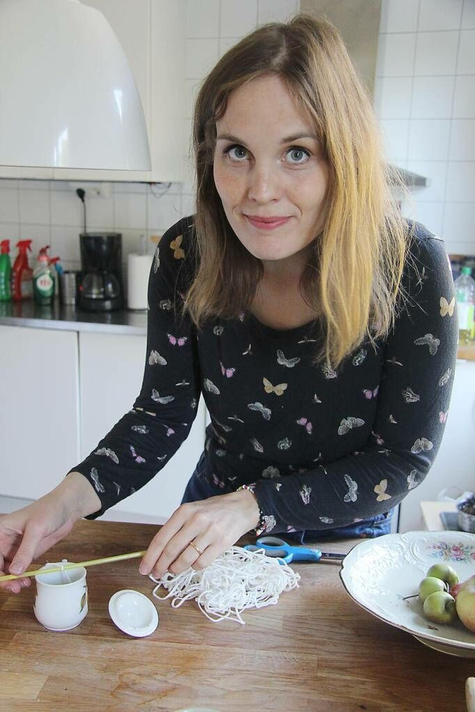 4. Knyt fast ljusvekegarn runt till exempel ett sugrör och häng ned i koppen, fyll sen på med det smälta stearinet. Foto: Helena Andersson
