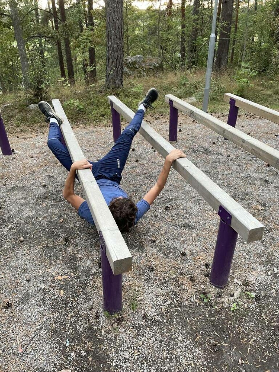 Man kan ta sig igenom hindren på alla möjliga sätt. Foto: Jennie Lång Man kan ta sig igenom hindren på alla möjliga sätt. Foto: Jennie Lång