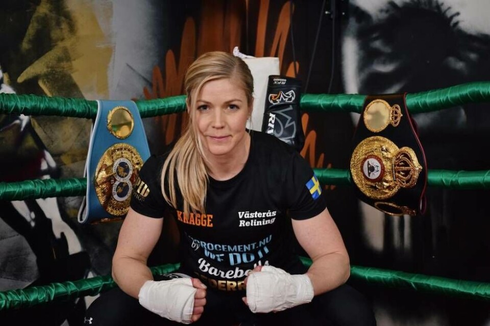 Elin Cederroos med sina världsmästarbälten för organisationerna WBA och IBF. Den 14 september på en gala i Los Angeles har Västeråsboxaren chansen att ta de andra två tyngsta också, WBC och WBO. Foto: Karl-Henrik Grön