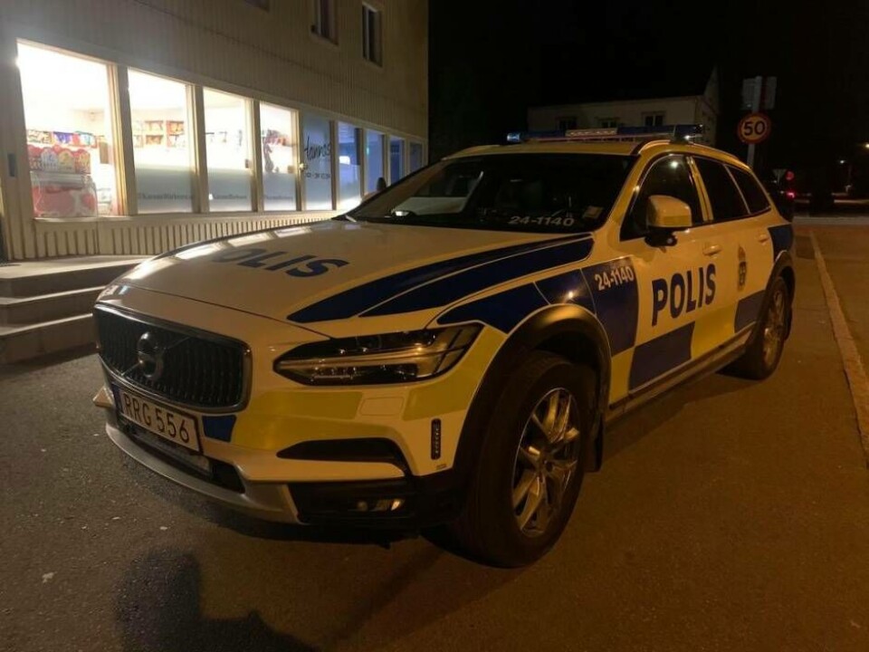 Polisen på plats vid butiken som blev utsatt för det väpnade rånet. Foto: Jonas Edberg