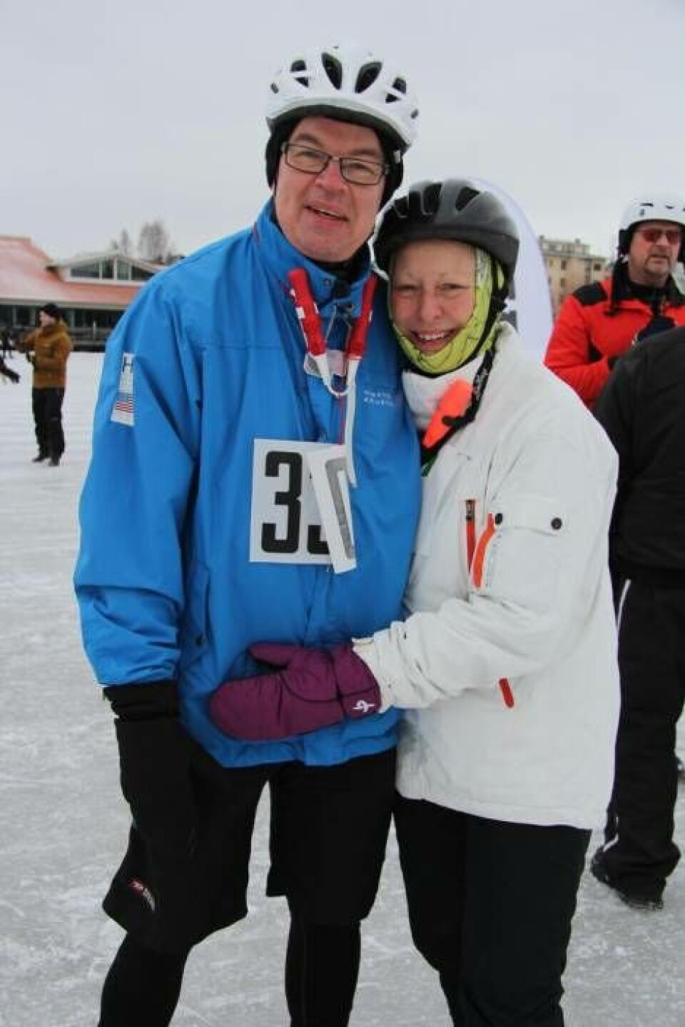 Kent König Pettersson och Lena Olsson var nybörjare på isen. Foto: Helena Andersson