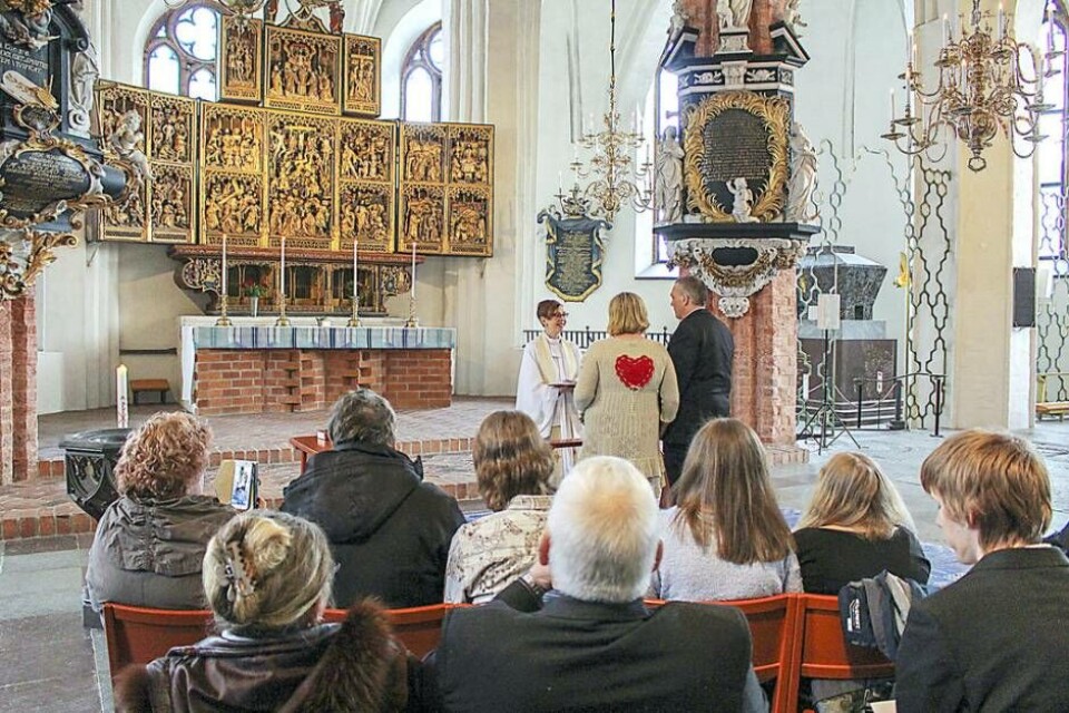 Snabba puckar. Under alla hjärtans dag arrangerar kyrkan i Västerås drop in-bröllop. Foto: Michael Hjelt