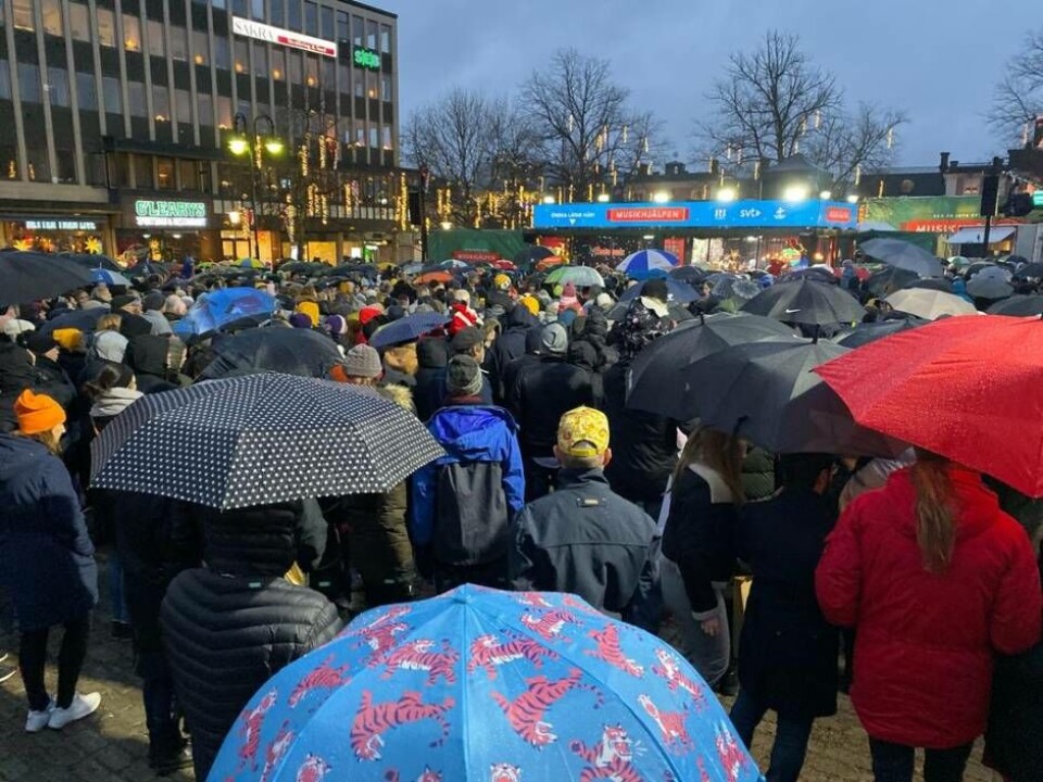 Trots regn var torget fyllt av besökare under Loreens framträdande. Foto: Victoria Edberg