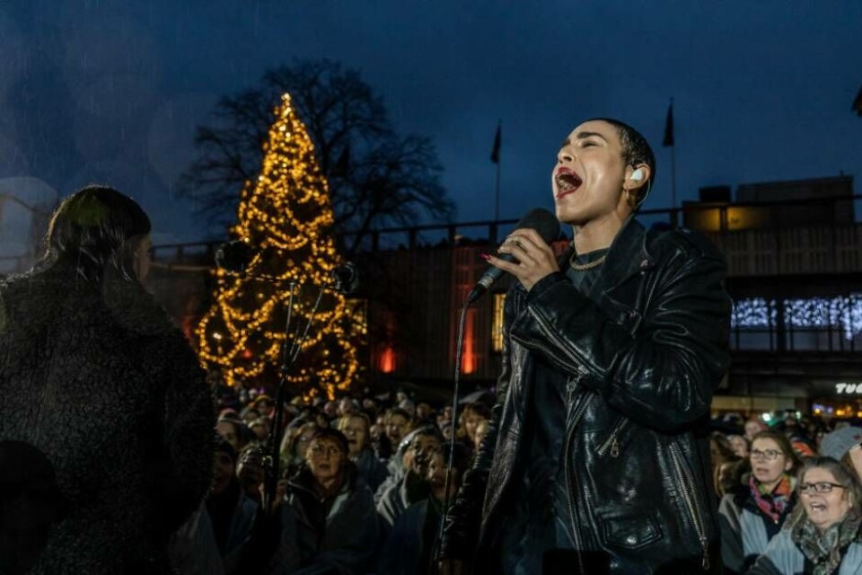 Loreen sjöng från en plattform mitt på Stora torget. Foto: Micke Grönberg/Sveriges Radio