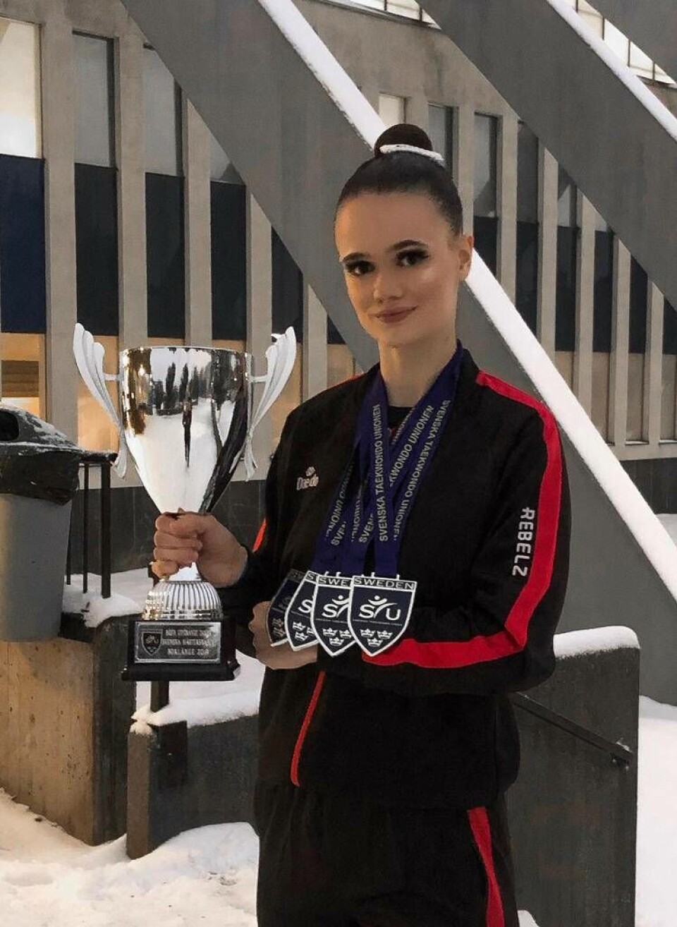 Alicia Brännback med sina fyra SM-titlar. Hon blev dessutom utsedd av domarna till hela mästerskapets bästa dam. Foto: KSA