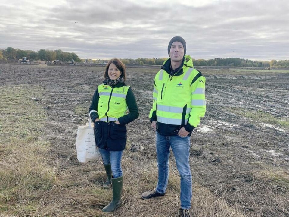 Framtida utflyktsmål. Susanna Hansen och Gustav Myhrman vid marken där den nya vattenparken ska anläggas. Foto: Jonas Edberg