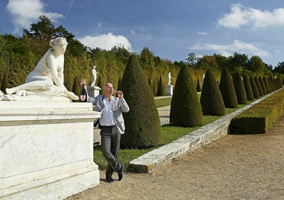 Platsen gör upplevelsen. Här är Richard Juhlin i slottsträdgården vid Chatêau de Versailles. Foto: Pål Allan