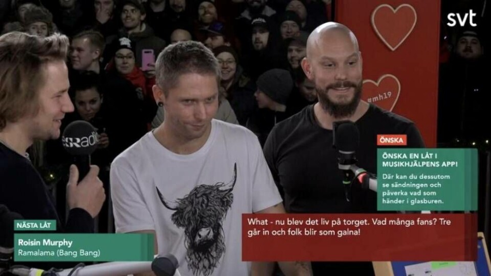Trion bakom Västeråspodden Tappad som barn överraskade programledarna genom att fylla torget med fans i samband med sin medverkan i tisdags. Under tiden i buren ökade deras insamling från 30 000 till 50 000 – nu har de fått in över 100 000. Foto: SVT