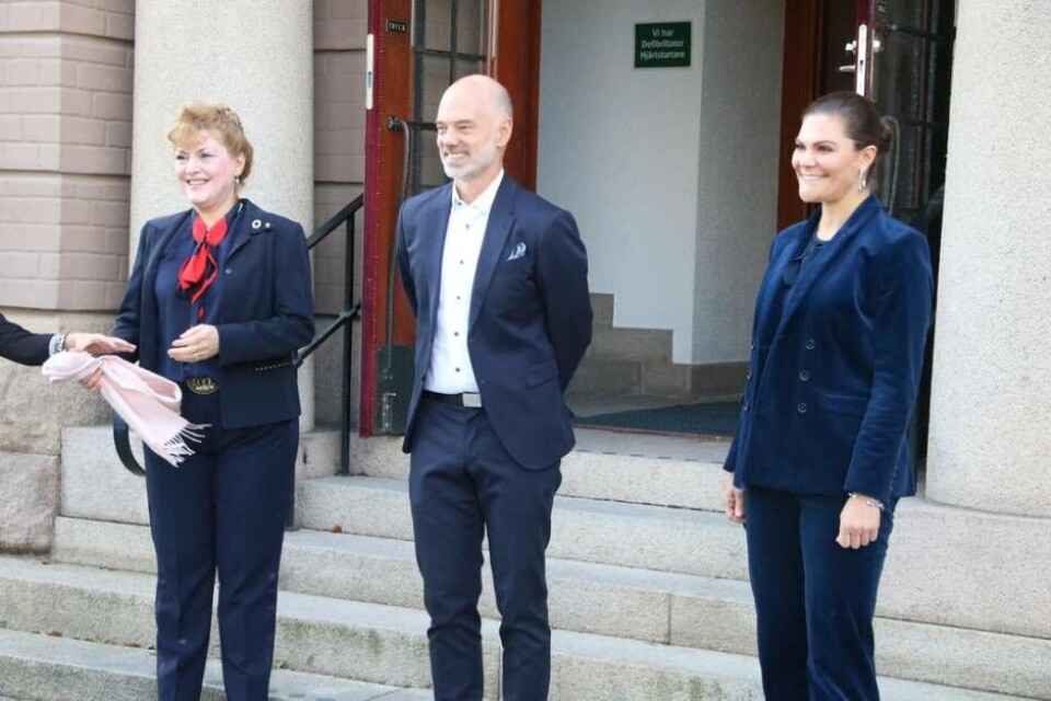 Landshövding Minoo Akhtarzand med teaterchefen Niklas Hjulström och Kronprinessan Victoria. Foto: HELENA ANDERSSON