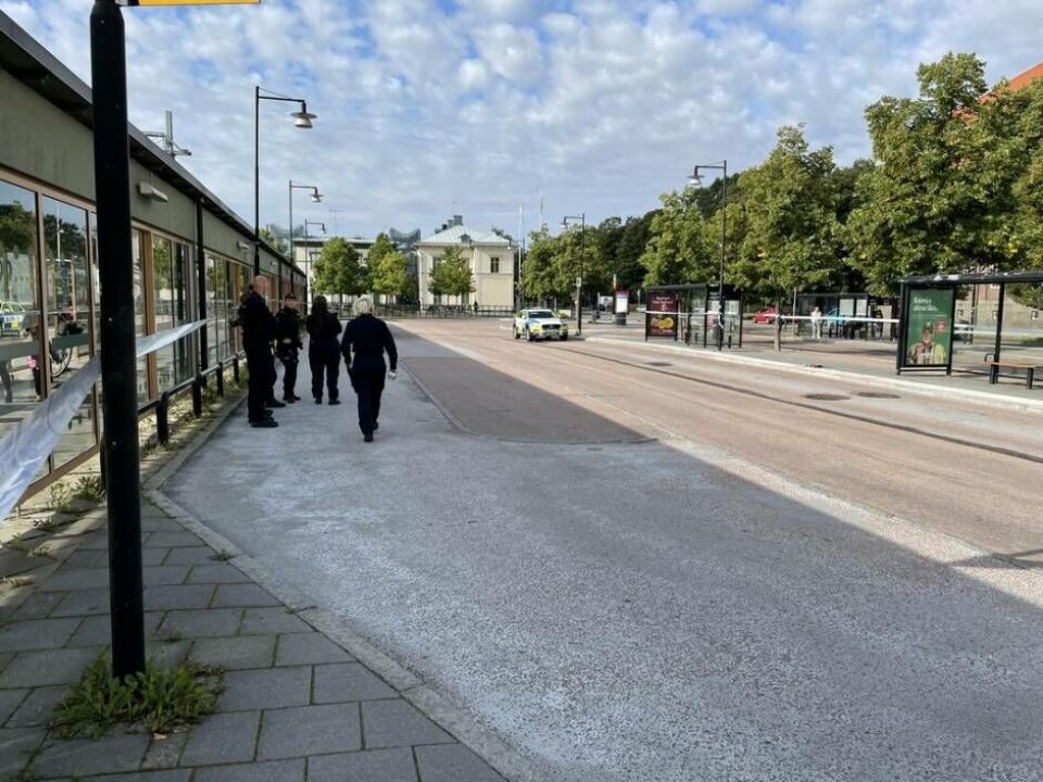 Poliser är på platsen för att genomföra en teknisk undersökning. Foto: Jonas Edberg