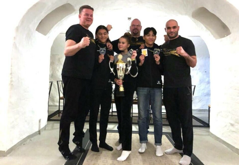 Nöjda och stolta. Utövare och ledare från Team One Taekwondo som kom hem från SM i Borlänge med tre medaljer av tre möjliga. Foto: Team One Taekwondo