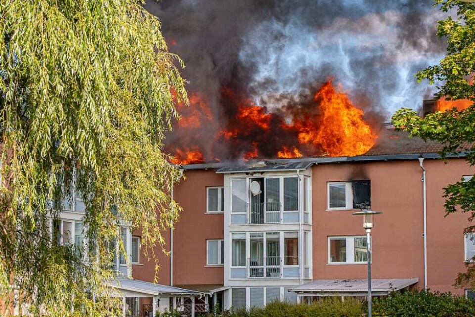 Branden startade i en lägenhet och spred sig sedan upp till vinden. Foto: Jakke Röntynen