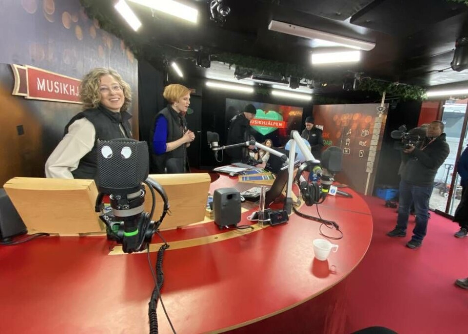 Kristina Henschen, generalsekreterare för Radiohjälpen, i Musikhjälpens glasbur. Foto: Fredrik Klevenhaus