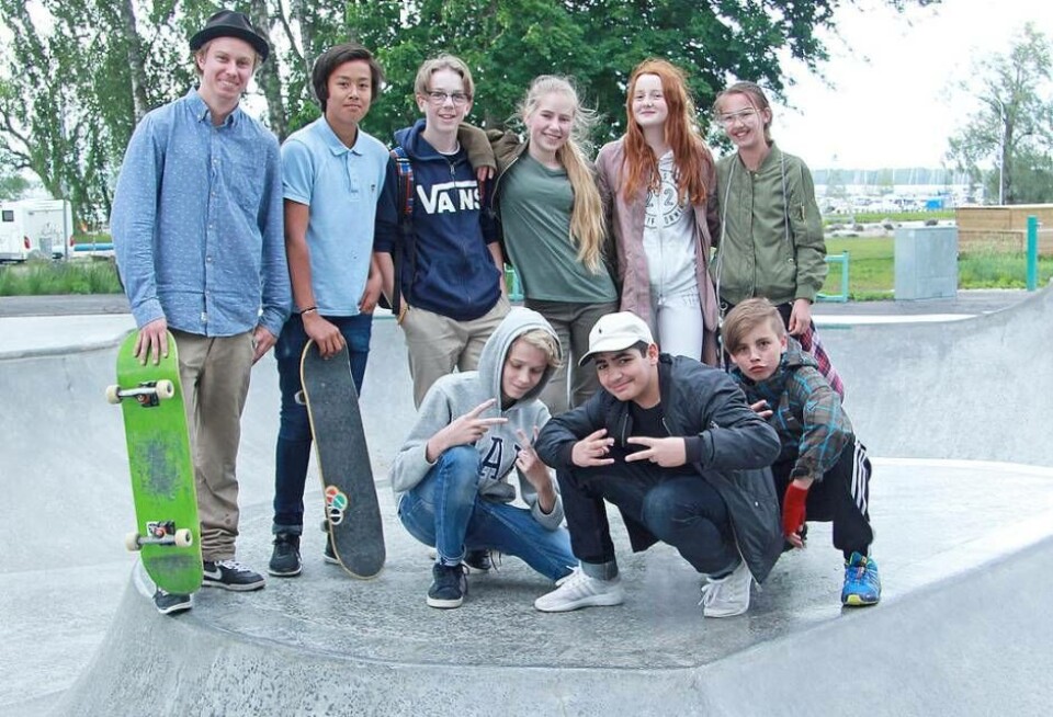 Skateläger. ”När jag åker hit med min röda bil kommer ungdomarna hit automatiskt för att de vet att något kul kommer att hända”, säger Eddie Närhi som startar skateboardskola på söndag. Från vänster: Eddie Närhi, Brian Chunokun, Calle Jirving, Ebba Flygare, Fannie Bortot, och Annarella Steen. Längst fram sitter Oliver Moody, Sarhang Abdulla och Alec Jablonski. Foto: Sandra Fonnisson×1 / 5Visa bildtextBild 1 av 5