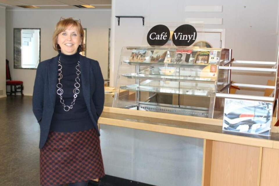 Sugen på kaffe. Karin Ramnerö hoppas på ett nytt kafé i Stadsbiblioteket till sommaren och att hyllorna bredvid henne då ska vara fyllda. Foto: Lasse Olsson