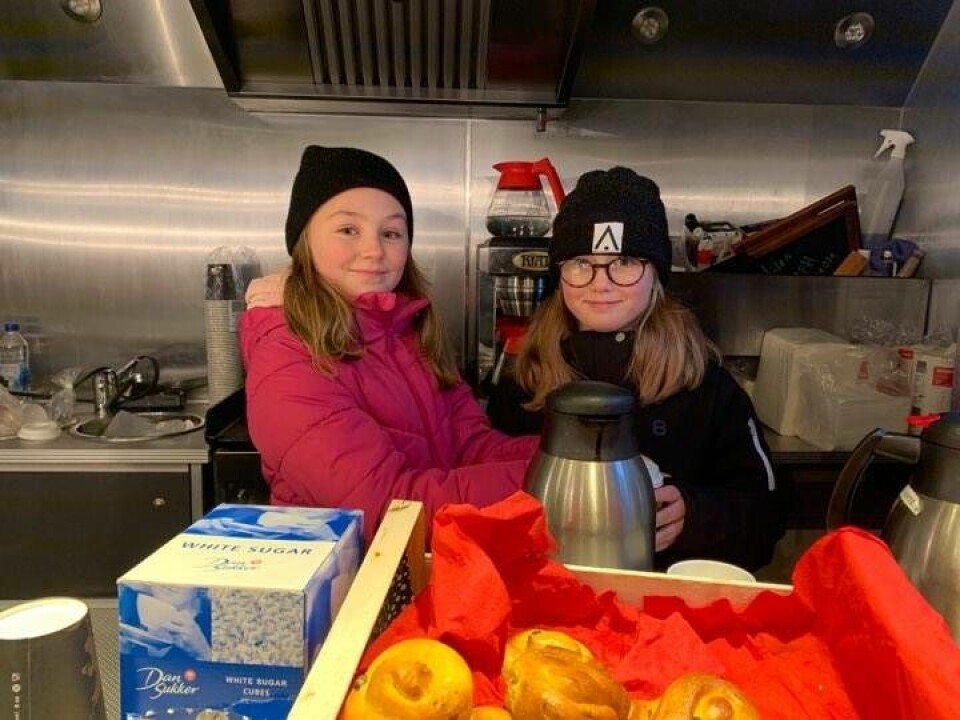 Svea och Ester bjuder på fika från Mimer. Foto: JONAS EDBERG