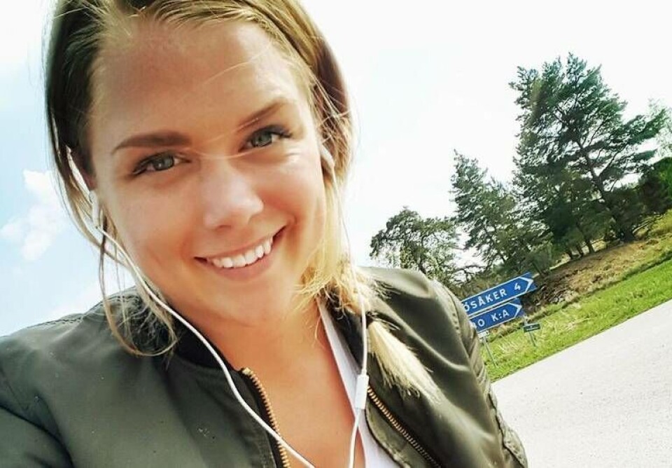 Zandra Fahlström, 25, från Västerås blev dyngsur på vägen till jobbet igår. Efter att hon skrivit till SMHI på Facebook ringde de plötsligt upp henne. Foto: Privat×1 / 2Visa bildtextBild 1 av 2
