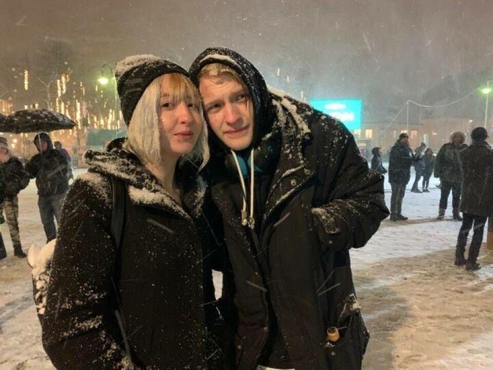 Pontus och Rebecka från Västerås på ett snöigt Stora torget lyssnar på underhållningen på scenen i väntan på att sändningen ska börja Foto: JONAS EDBERG