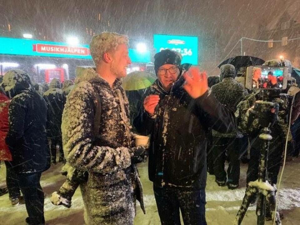 Hårt liv att vara reporter i snöovädret. Här är VLT som rapporterar från torget. Foto: JONAS EDBERG