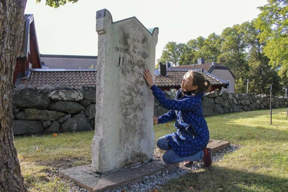 Rebecca Svensson, kulturhistoriskt ansvarig på Kyrkogårdsförvaltningen i Västerås berättar om projektet med konservering av äldre gravstenar. Foto: Svenska kyrkan Västerås Rebecca Svensson, kulturhistoriskt ansvarig på Kyrkogårdsförvaltningen i Västerås berättar om projektet med konservering av äldre gravstenar. Foto: Svenska kyrkan Västerås