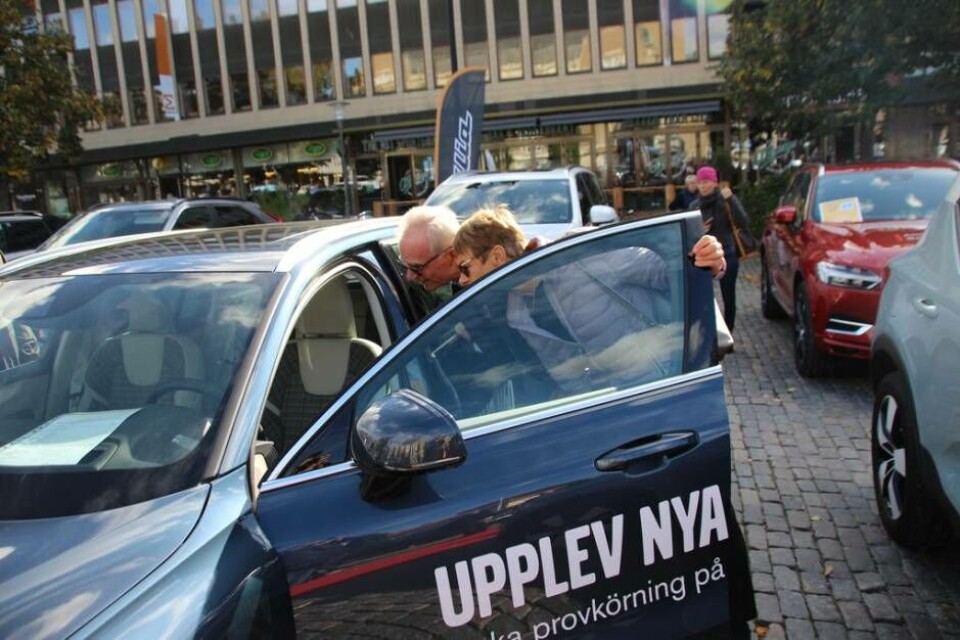 Spanar in Volvo. Lars Larsson och Maria Björklund Larsson kollar i en Volvo. Foto: Fredrik Klevenhaus
