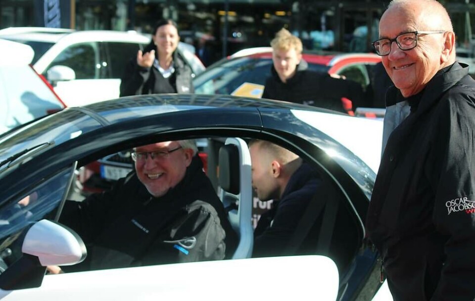 Ove Anderssons Bils säljare Alvin Teppans trängde sig glatt ner i ”konkurrenten” Bilias spektakulära Renault Twizy, ett av alla fordon som hade parkerat på Stora torget denna lördag. Bilens dag-generalen Börje Hultin tittade roat på. Foto: Jonas Bergkvist